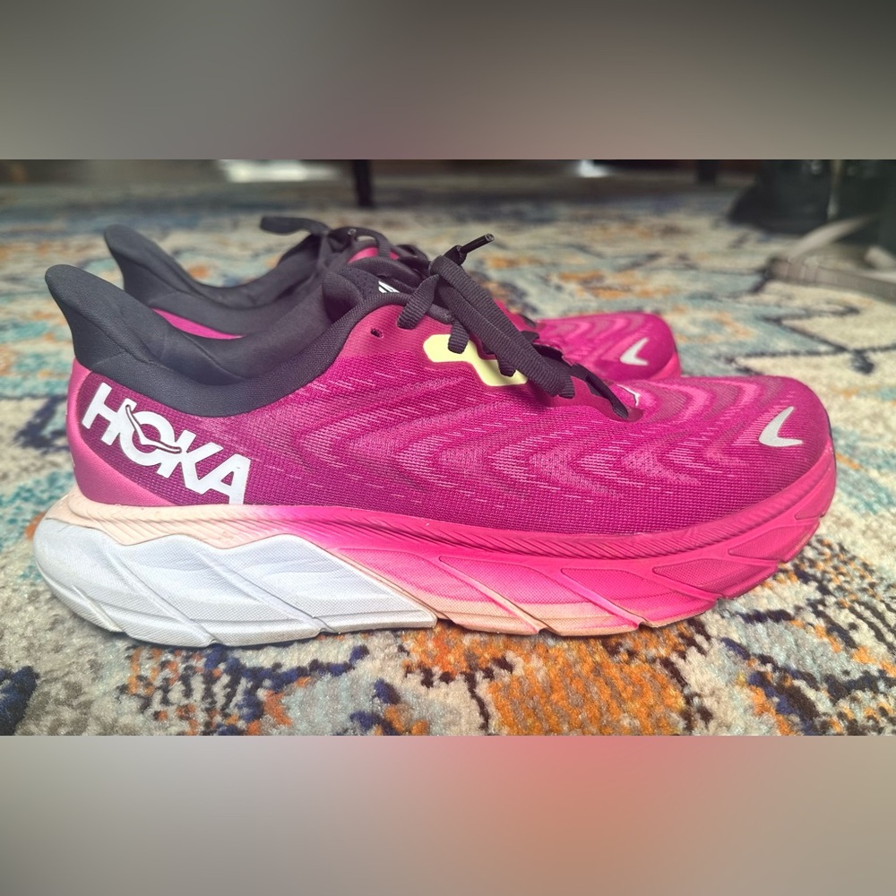 Women’s size 8.5 HOKA One One Arahi 6 EUC